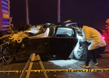 Otomobil kırmızı ışıkta bekleyen TIR’a çarptı 4 ölü