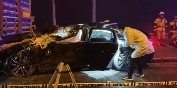 Otomobil kırmızı ışıkta bekleyen TIR’a çarptı 4 ölü