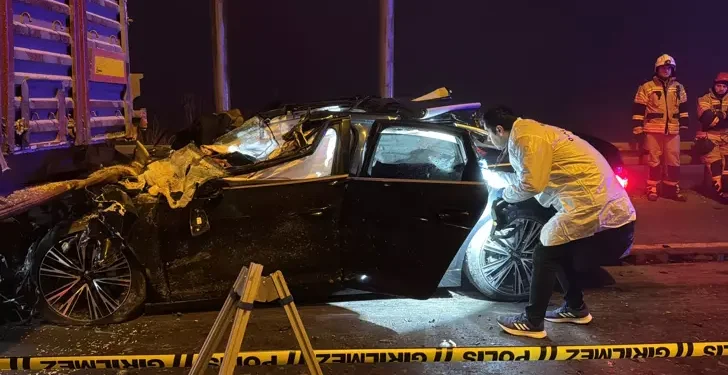 Otomobil kırmızı ışıkta bekleyen TIR’a çarptı 4 ölü