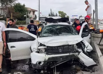 Otomobil, otoyol gişelerinin beton bariyerine çarptı 1 ölü, 4 yaralı