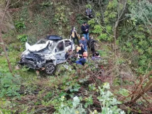 Otomobil uçuruma yuvarlandı; baba ve kızı hayatını kaybetti (1) Otomobil uçuruma yuvarlandı; baba ve kızı hayatını kaybetti (1)