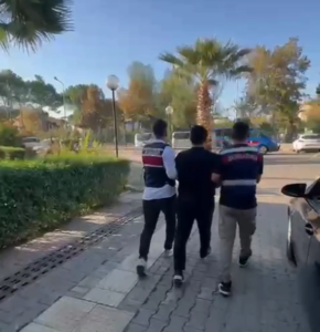 Otomobilde el bombasıyla yakalandılar