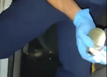 Otomobilde el bombasıyla yakalandılar
