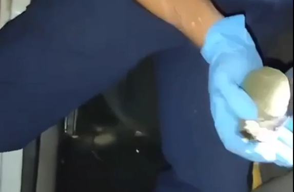 Otomobilde el bombasıyla yakalandılar