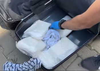 Otomobildeki valizden 4 kilogram 900 gram uyuşturucu çıktı