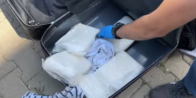 Otomobildeki valizden 4 kilogram 900 gram uyuşturucu çıktı