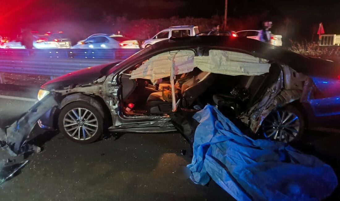 Otomobilin hurdaya döndüğü kazada 2 kişi öldü Bingöl-Diyarbakır kara yolu üzerindeki Genç Köprüsü'nde sürücüsünün direksiyon hakimiyetini kaybettiği