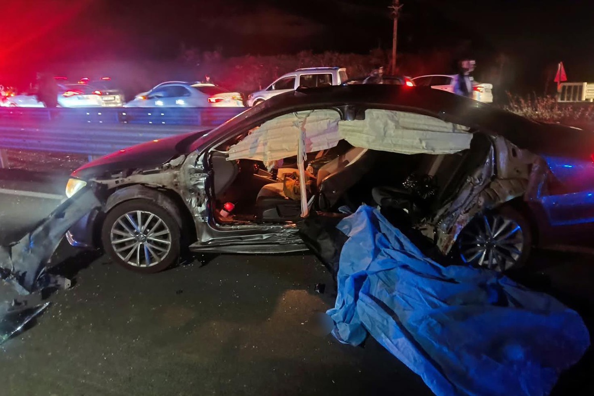 Otomobilin hurdaya dondugu kazada 2 kisi oldu Otomobilin hurdaya dondugu kazada 2 kisi oldu