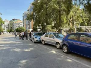 Otomobilini park ederken, 5 otomobile çarptı