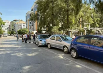 Otomobilini park ederken, 5 otomobile çarptı