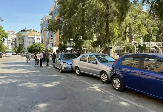 Otomobilini park ederken, 5 otomobile çarptı