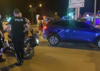 Otomobille çarpışan motosikletteki 2 polis yaralandı