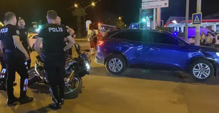 Otomobille çarpışan motosikletteki 2 polis yaralandı