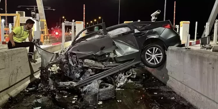 Otoyolu’nda gişenin beton banketine çarpan otomobil sürücüsü öldü