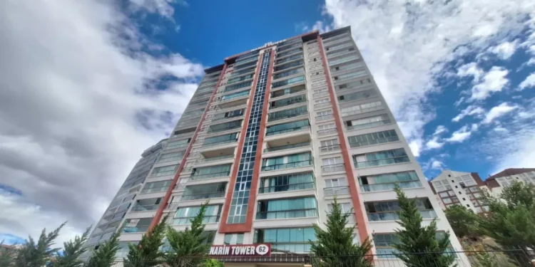 Oyun oynarken pencereden düştü