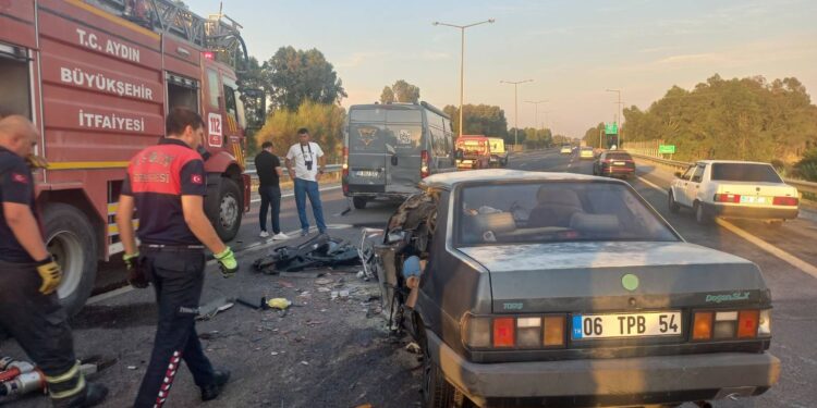 Park halindeki minibüse çarpan otomobil sürücüsü öldü