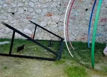 Parkta devrilen demir salıncağın altında kaldı