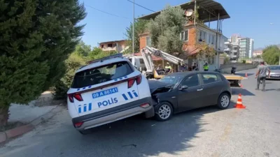 Aydın'ın Nazilli ilçesinde, polis aracıyla otomobilin çarpıştığı kazada 2 kişi