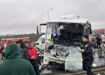 Polis servisi zincirleme kazaya karıştı; 1 polis şehit oldu, 16 yaralı (1)