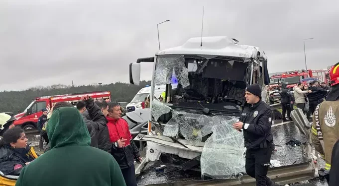 Polis servisi zincirleme kazaya karıştı; 1 polis şehit oldu, 16 yaralı (1)