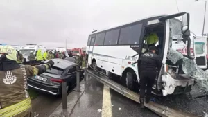 Polis servisi zincirleme kazaya karıştı; 1 polis şehit oldu, 16 yaralı (2)