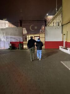 Polisi görünce uyuşturucuyu attı, kaçamadı (2) Polisi görünce uyuşturucuyu attı, kaçamadı (2)