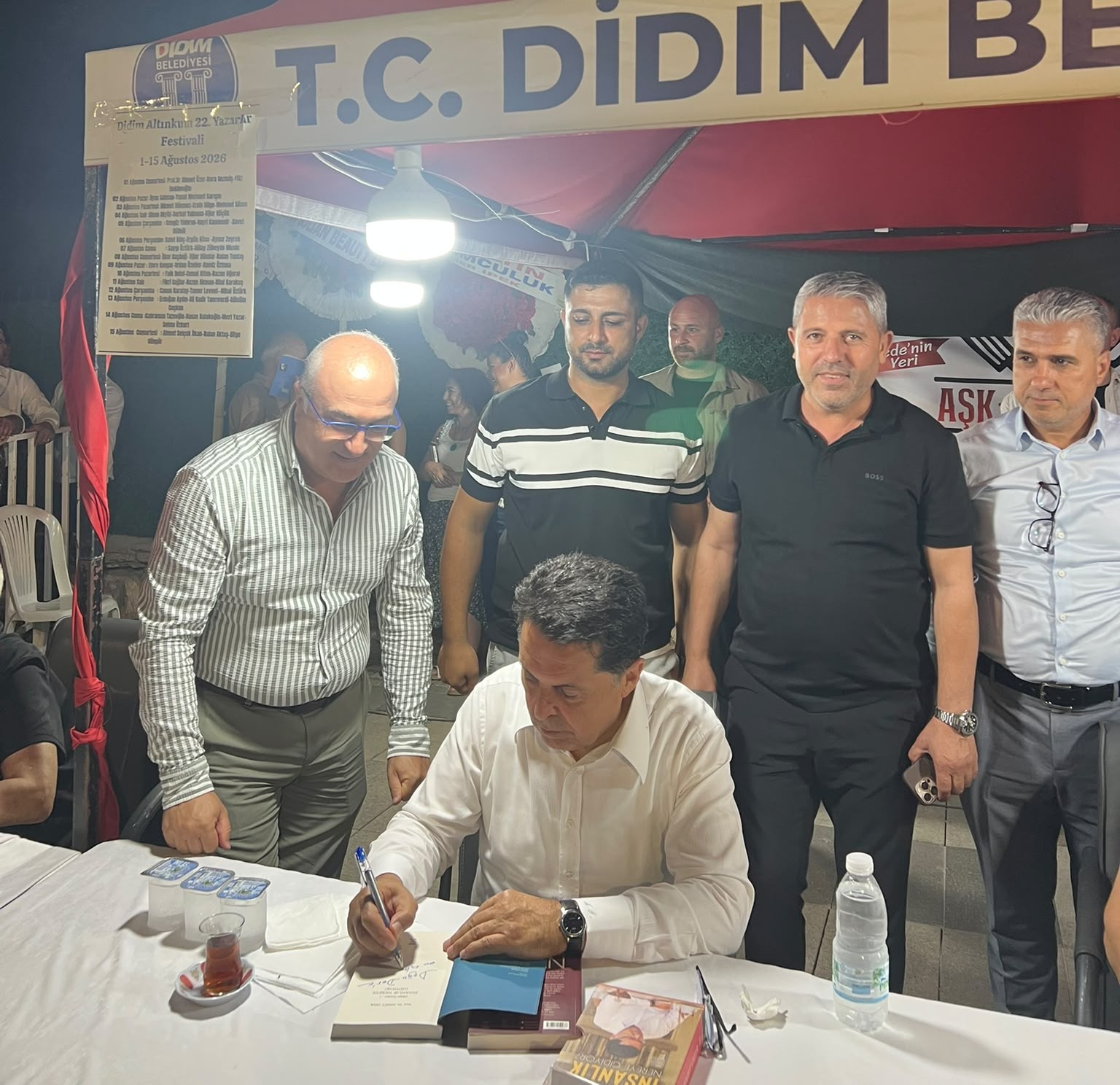 Prof. Dr. Ahmet Ozer Didim’de kitaplarini imzaladi (1) Prof. Dr. Ahmet Ozer Didim’de kitaplarini imzaladi (1)