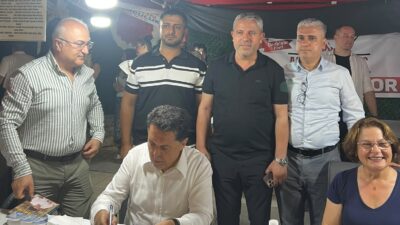 Prof. Dr. Ahmet Özer, Didim’de düzenlenen imza gününde okurlarıyla bir