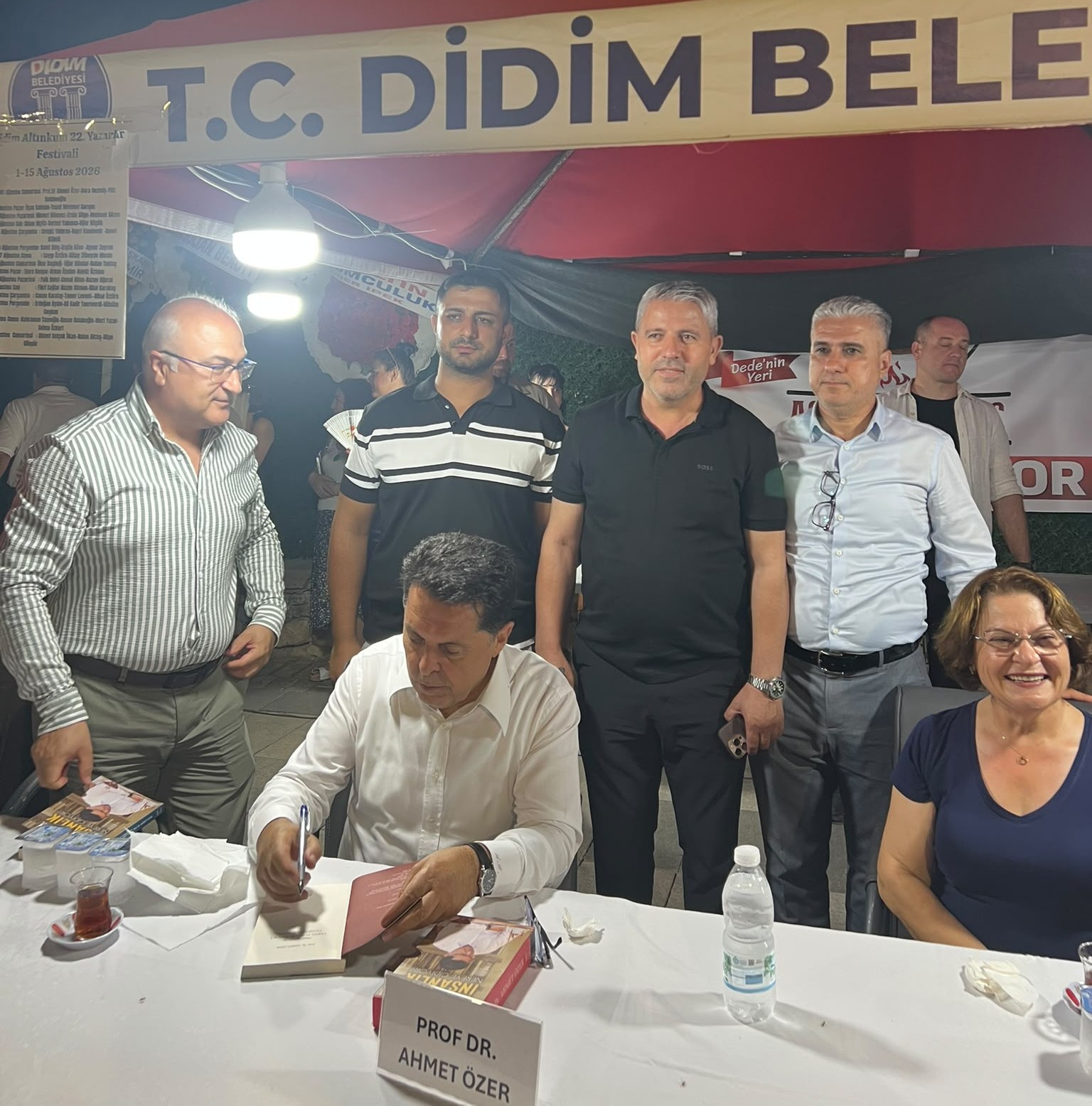 Prof. Dr. Ahmet Özer, Didim’de düzenlenen imza gününde okurlarıyla bir