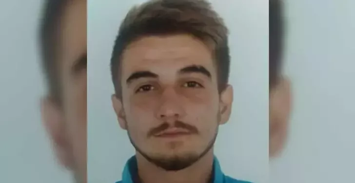 Refüjdeki ağaca çarpan kamyonetin sürücüsü öldü