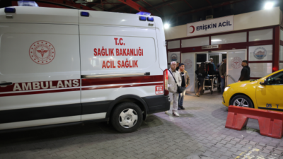 İzmir'de ailesiyle sahilde oturan 44 yaşındaki Güney D., kendilerine laf