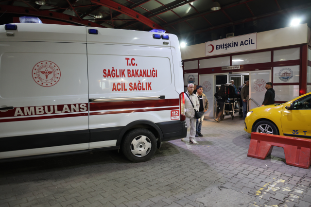 Sahilde korkunç kavga! Kopan kulak parçası kayıp İzmir'de ailesiyle sahilde oturan 44 yaşındaki Güney D., kendilerine laf