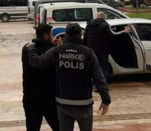 Aydın‘ın Efeler ilçesinde polisin bir eve düzenlediği operasyonda saksılarda kenevir