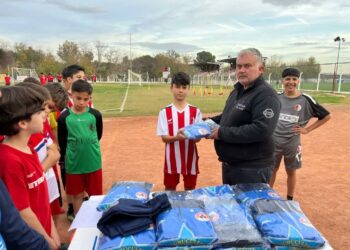 Sanayi esnafından İncirliova Belediyespor U 14 takımına destek (1)