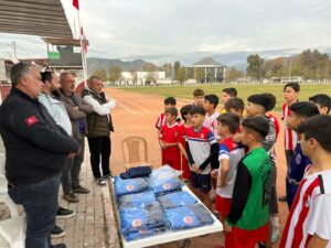 Sanayi esnafından İncirliova Belediyespor U 14 takımına destek (3) Sanayi esnafından İncirliova Belediyespor U 14 takımına destek (3)