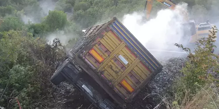 Şarampole devrilen kamyon ormanda yangın çıkardı