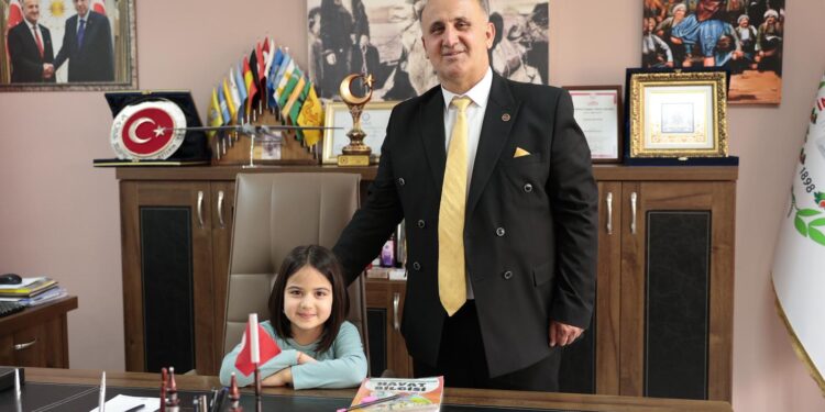 Sare, ödevini Başkan Kaya ile yaptı (1)