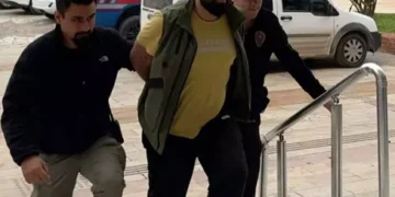 Saygı duruşunda bulunanlarla alay etmişti ev hapsi verildi