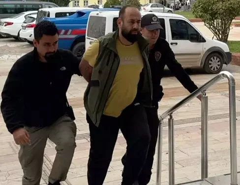 Saygı duruşunda bulunanlarla alay etmişti ev hapsi verildi