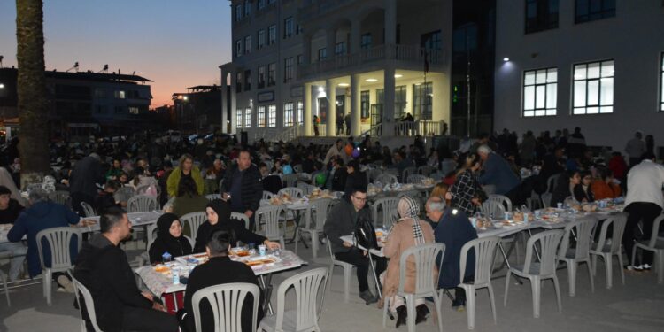 Şehidin ismini verildiği okulda iftar programı düzenlendi (1)