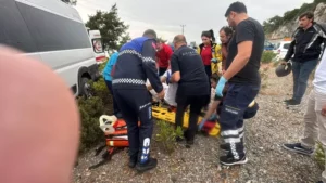 Servis minibüsü ile otomobil çarpıştı; 16 yaralı Servis minibüsü ile otomobil çarpıştı; 16 yaralı