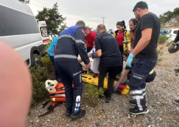 Servis minibüsü ile otomobil çarpıştı; 16 yaralı