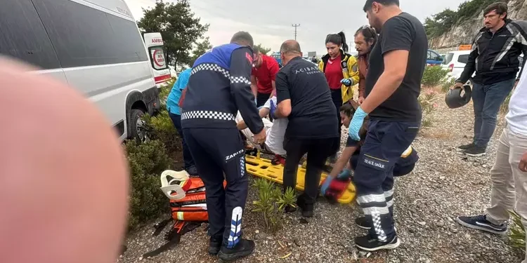 Servis minibüsü ile otomobil çarpıştı; 16 yaralı