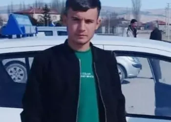 Seyir halindeki araçtan düşen genç hayata tutunamadı