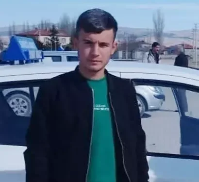 Seyir halindeki araçtan düşen genç hayata tutunamadı