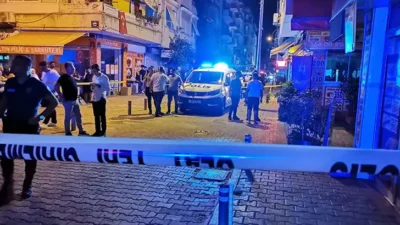 İzmir'in Karşıyaka ilçesinde iki grup arasında sokak ortasında çıkan silahlı kavgada 5