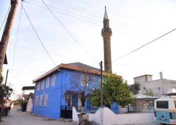 Sınırteke Camisi yenilendi Dış cephe maviye boyandı (1)