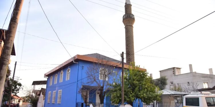 Sınırteke Camisi yenilendi Dış cephe maviye boyandı (1)