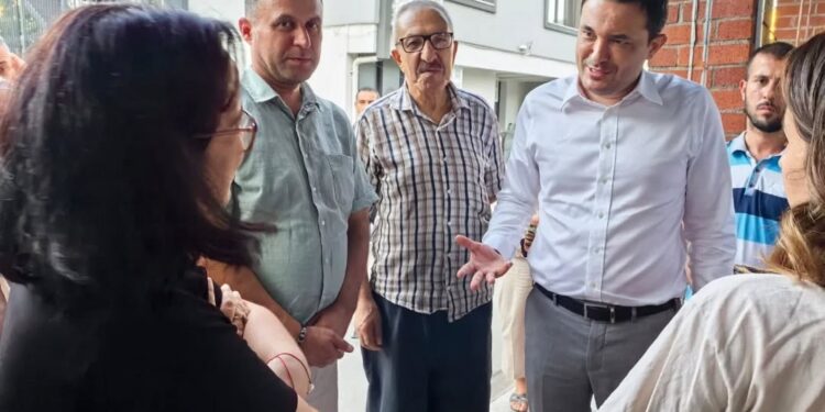 Siyaseti koridorlarda değil, halkın arasında yapıyor (1)
