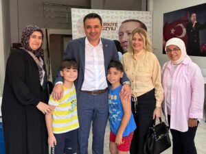 Siyaseti koridorlarda değil, halkın arasında yapıyor (3) Siyaseti koridorlarda değil, halkın arasında yapıyor (3)